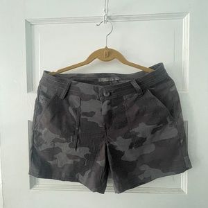 NWOT W’s prAna Olivia Shorts in Gravel Camo, size 8
